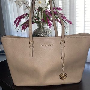 LIKE NEW Michael Kors Large Jet Set Handbag